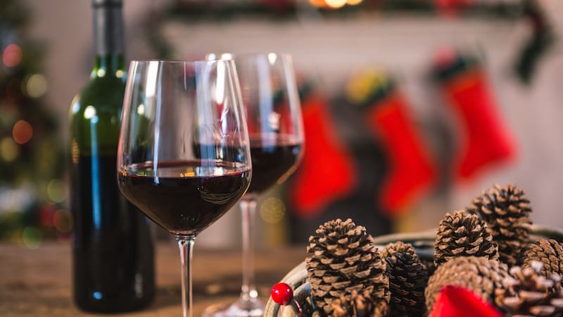 Es tendencia para estas fiestas: el vino tinto más rico y recomendado de Walmart que puedes conseguir por menos de 6 dólares (Fuente: Freepik)