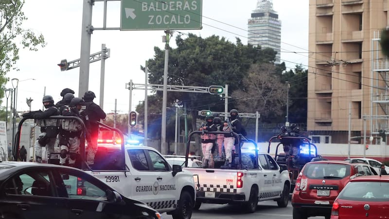 Integrantes de la Guardia Nacional resguardan la zona donde trasladaron el cuerpo de Nemesio Rubén Oseguera Cervantes, alias 'El Mencho'.