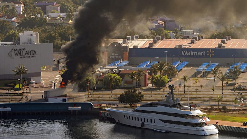 Fotografía aérea donde se ve camión incendiándose tras las reacciones violentas en Puerto Vallarta (México).