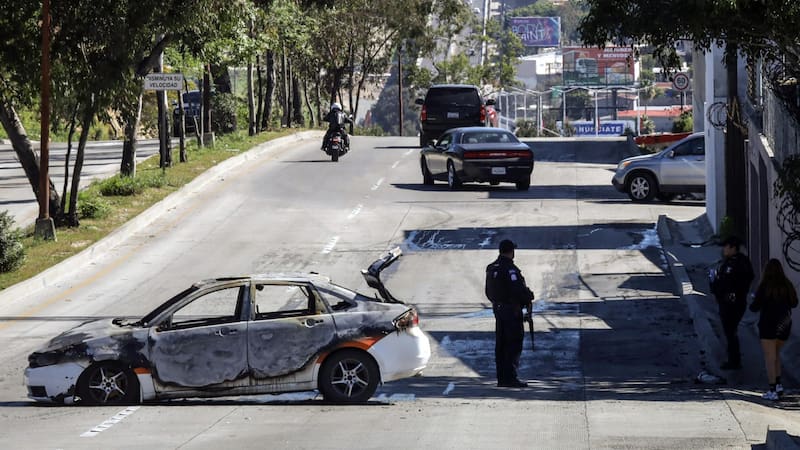 El gobernador de Jalisco activó el “código rojo”, suspendió el transporte público en varias zonas y canceló eventos masivos.