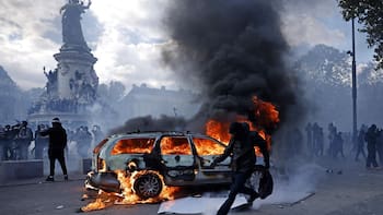 Furia por los precios, saqueos y fuego: el fantasma social que acorrala a Francia a meses de las elecciones