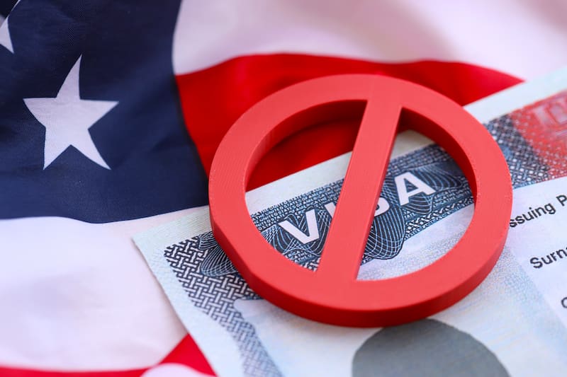 La medida, vigente desde el 21 de enero de 2026, ya está afectando a miles de personas que tenían en marcha un trámite migratorio y no saben cuándo podrá resolverse.