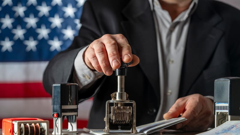 La visa americana nunca debe quitarse del pasaporte donde fue emitida.