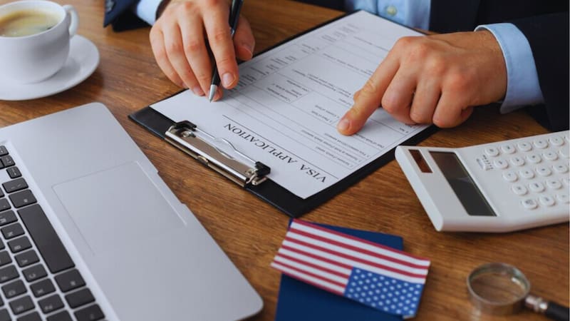 The U.S. visa and passport are essential documents to enter the United States. Except in specific cases, authorities require them at immigration checkpoints. Image: Freepik.