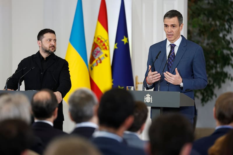 MADRID (ESPAÑA), 18/03/2026.- El presidente del Gobierno, Pedro Sánchez (d) durante la rueda de prensa conjunta con el presidente de Ucrania, Volodímir Zelenski (i) tras su encuentro en la Moncloa, Madrid este miércoles en un momento de la guerra de Ucrania marcado por el impacto del conflicto en Oriente Medio desatado por EE.UU. e Israel. EFE/ Chema Moya