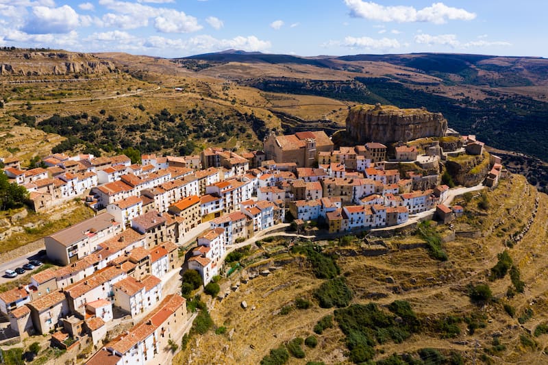 La sorprendente aldea de montaña a solo 2 horas de Valencia: se encuentra a los pies de un espléndido castillo.