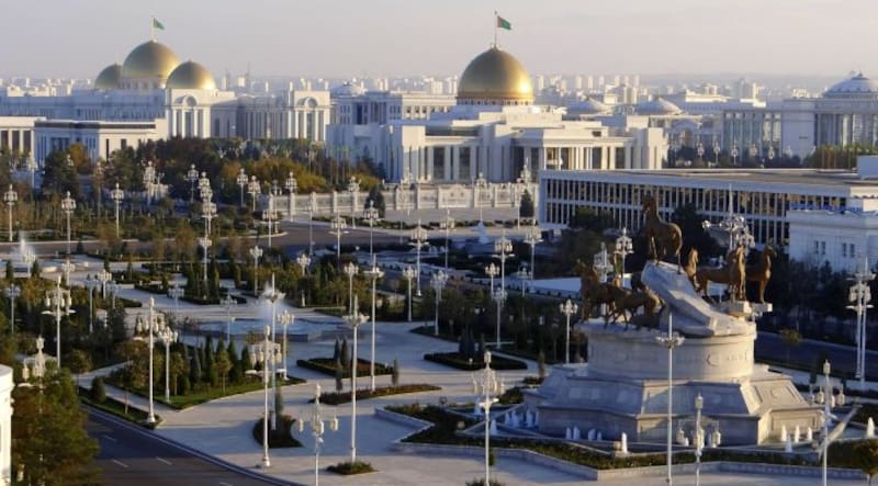La capital de Turkmenistán fue diseñada para transmitir orden y uniformidad, con amplias avenidas, edificios blancos y una planificación urbana que refuerza la imagen de una ciudad controlada y altamente simbólica.