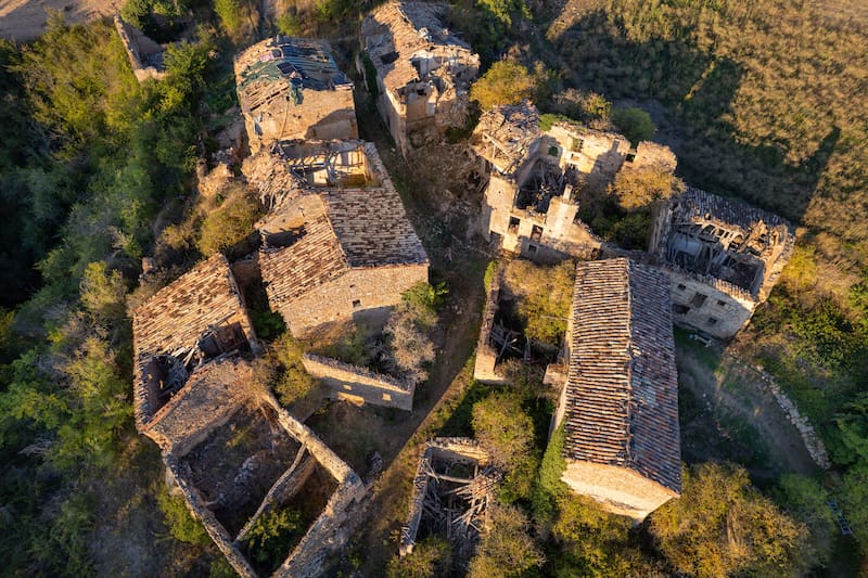 La ubicación y el entorno natural fueron claves para que la pareja eligiera este pueblo burgalés como base de un proyecto comunitario.
