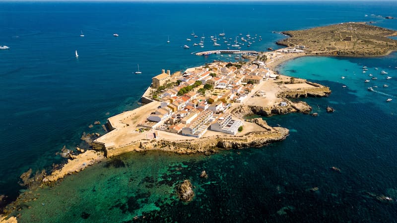 La isla de Tabarca destaca por su tamaño reducido y su entorno protegido dentro de una reserva marina frente a Alicante.