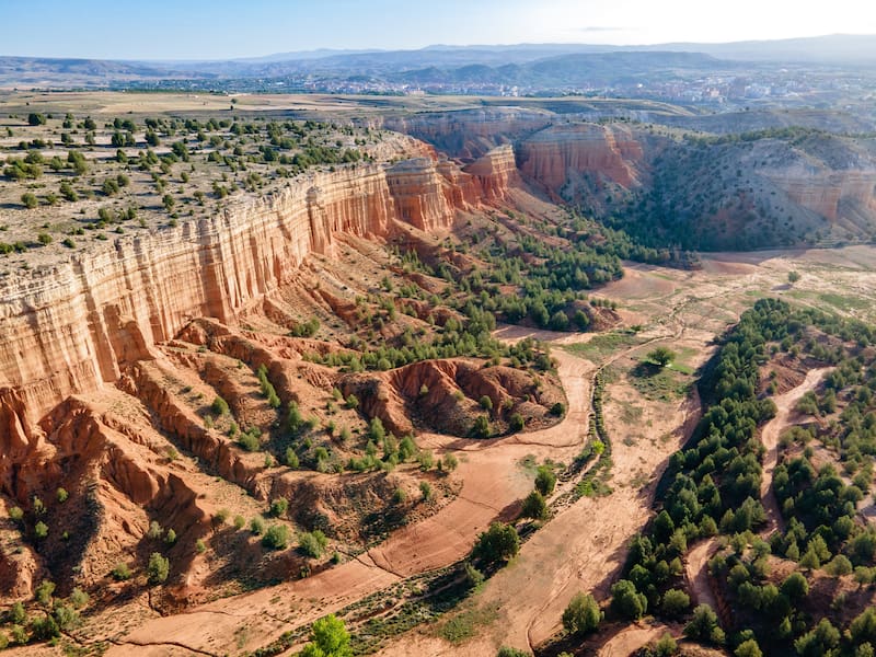 La rambla de Barrachina destaca por un paisaje modelado por el agua y el viento que recuerda a escenarios del oeste americano.