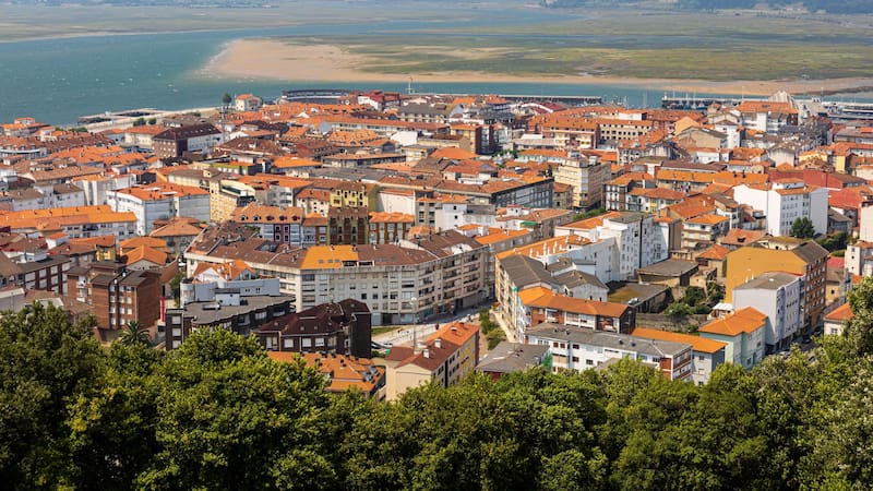Qué ver en Santoña: rutas por el monte Buciero, marismas, fuertes históricos y vistas únicas a solo media hora de Santander.