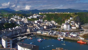 El secreto mejor guardado de la costa verde: esta es la villa marinera de Asturias donde se esconde uno de los jardines más grandes de Europa
