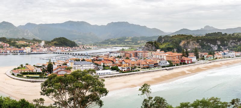 La combinación de costa y paisaje montañoso convierte a Ribadesella en un destino único en Asturias.