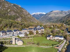 Este pequeño pueblo del Pirineo catalán guarda una iglesia románica Patrimonio de la Humanidad y lo más hermosos paisajes de alta montaña