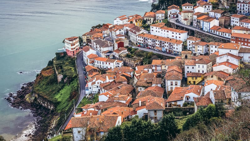 Este enclave combina calles marineras, vistas al Cantábrico y cocina asturiana en una escapada ideal para comer bien sin gastar de más.