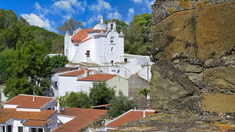 Este pueblo, ubicado en el Algarve portugués, conquista con castillo medieval, calles blancas, zonas de baño en el Guadiana y una escapada tranquila.