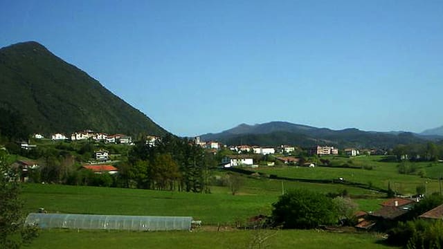 La ciencia lo confirma | El pueblo más feliz de España se encuentra a 40 minutos de Bilbao y es una fantasía de cuentos