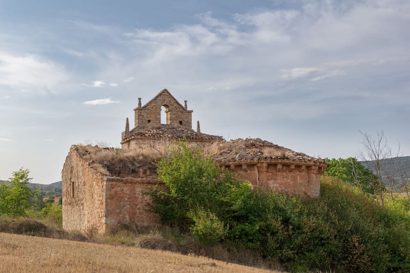 La rehabilitación del pueblo incluye construcciones históricas y espacios deteriorados que forman parte del paisaje de la España vaciada.