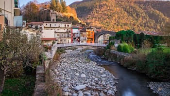 Escapadas | Este pueblo catalán es el hogar de un monasterio del siglo X y de las galletas más antiguas de España