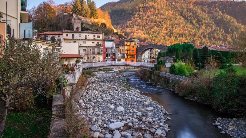 Camprodón, en el Pirineo de Girona, combina un monasterio del siglo X, el icónico Pont Nou y la tradición de las galletas más antiguas de España en una escapada rural con historia y naturaleza.
