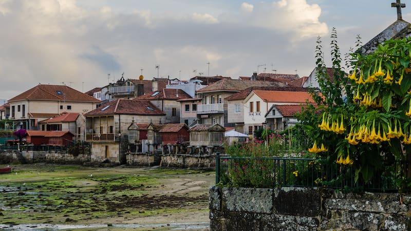 Este enclave gallego conserva su esencia rural con arquitectura tradicional y una gastronomía vinculada al producto local en plena comarca de la Maragaterí