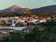 Este pueblo francés se encuentra sobre la frontera con España y tiene los paisajes más bonitos de Europa: qué ofrece