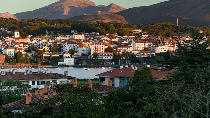 Hendaya conquista a quienes buscan una escapada cerca de España con playa amplia, castillo histórico y fácil acceso desde Irún o San Sebastián.