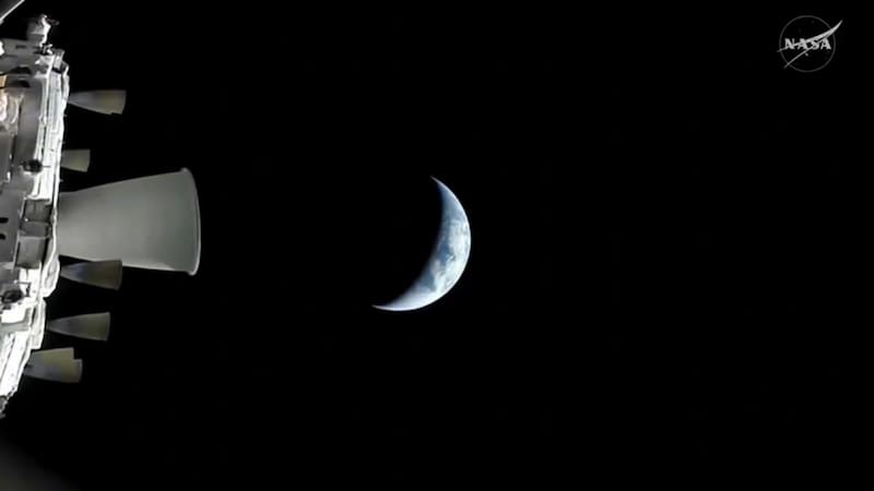 CABO CAÑAVERAL, 03/04/2026.- Imagen distribuida por la NASA que muestra la nave Orion de la misión Artemis II en su trayectoria de alejamiento de la Tierra. EFE/ NASA **SOLO USO EDITORIAL/SOLO DISPONIBLE PARA ILUSTRAR LA NOTICIA QUE ACOMPAÑA (CRÉDITO OBLIGATORIO)***