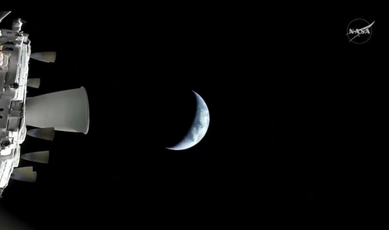 CABO CAÑAVERAL, 03/04/2026.- Imagen distribuida por la NASA que muestra la nave Orion de la misión Artemis II en su trayectoria de alejamiento de la Tierra. EFE/ NASA **SOLO USO EDITORIAL/SOLO DISPONIBLE PARA ILUSTRAR LA NOTICIA QUE ACOMPAÑA (CRÉDITO OBLIGATORIO)***