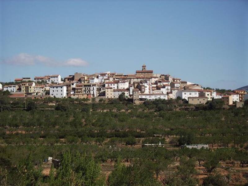 La Torre d’en Besora, con apenas 160 habitantes, busca revitalizar su vida social a través de su único bar.