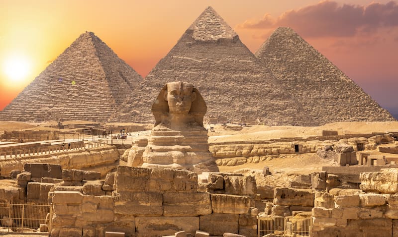 La alineación perfecta de las pirámides sugiere una planificación avanzada y un conocimiento preciso del terreno.