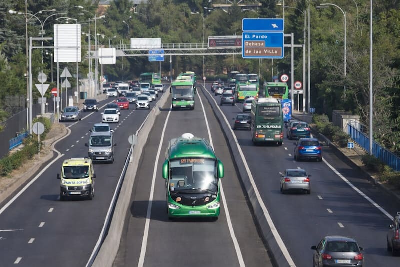 Los carriles BUS-VAO están diseñados para vehículos con varios ocupantes o autorizados, con el objetivo de reducir el tráfico y mejorar la fluidez en los accesos a las grandes ciudades.