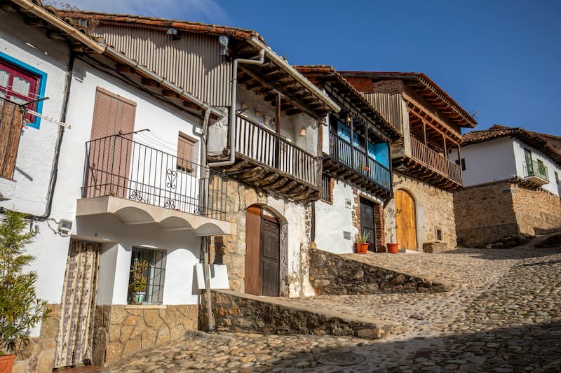 El casco urbano de Arenas de San Pedro conserva el ritmo tranquilo de las villas históricas del sur de Ávila, con rincones pensados para recorrer sin prisa.