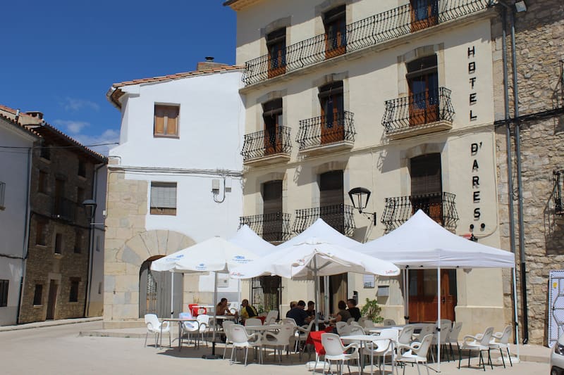 El casco histórico de Ares del Maestrat conserva calles estrechas y construcciones tradicionales que reflejan la arquitectura de los pueblos medievales del Alt Maestrat.
