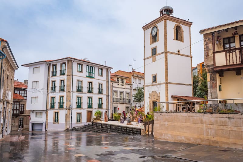 El casco histórico de Luarca conserva su trazado marinero, con calles estrechas que conectan el puerto con los miradores sobre el Cantábrico.