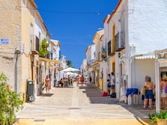 Así es la isla habitada más pequeña de España: playas turquesa, historia militar y un pueblo rodeado de murallas