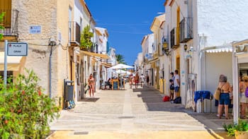 Así es la isla habitada más pequeña de España: playas turquesa, historia militar y un pueblo rodeado de murallas
