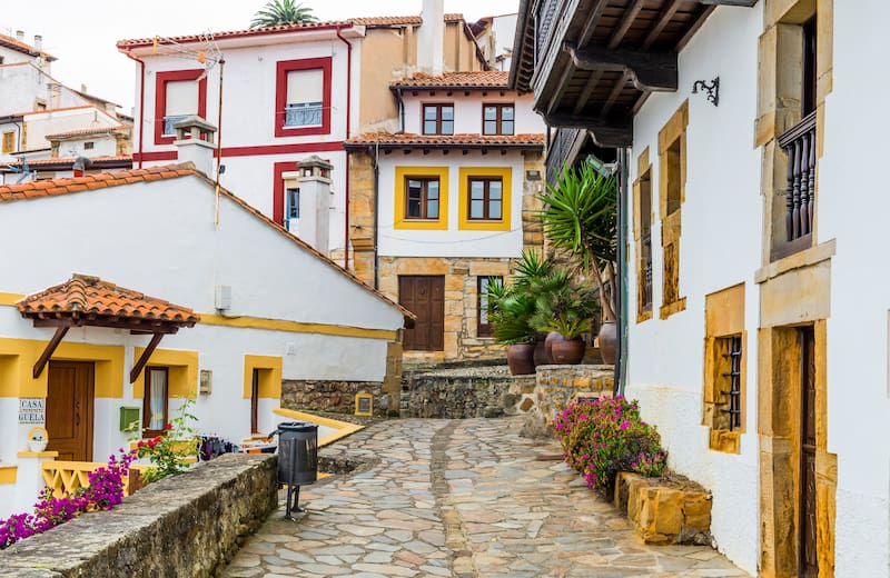 El casco antiguo conserva calles estrechas, escaleras y fachadas marineras que mantienen el carácter histórico de uno de los pueblos más bonitos de Asturias.