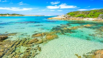 Este pueblito a 1 hora de Cádiz tiene las playas más hermosas del país y es una puerta a la España del ayer