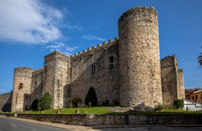 El castillo del Condestable Dávalos es una de las paradas clave para entender el peso histórico de Arenas de San Pedro dentro del patrimonio abulense.