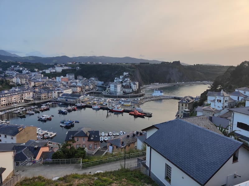 El puerto natural de Viavélez, encajado entre acantilados, es el rasgo que ha llevado a compararlo con un fiordo del norte de Europa.