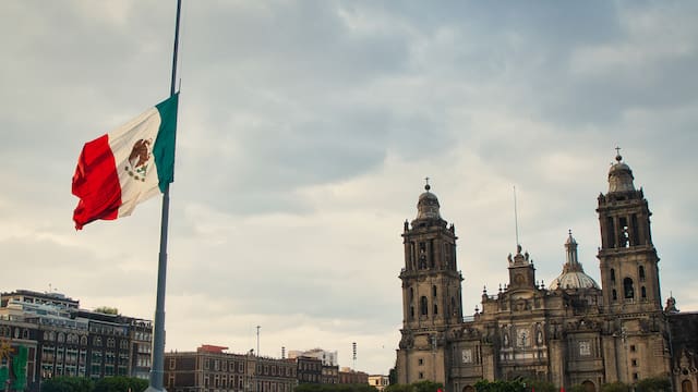 Por orden del protocolo y ceremonial: cuándo la bandera nacional debe estar a media asta