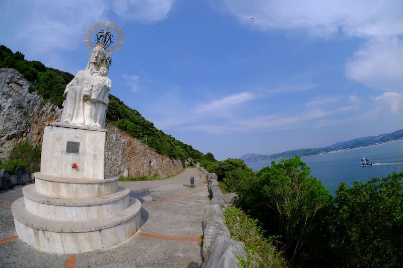 El mirador ofrece una panorámica privilegiada de la bahía y es uno de los rincones más visitados por quienes buscan silencio y belleza.