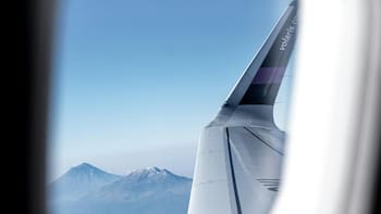 Volaris enfrenta críticas por contratar pilotos extranjeros, pero sus acciones despegan en la bolsa