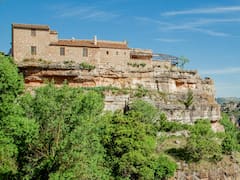 El restaurante en Tarragona al borde de un acantilado que tiene las mejores vistas de Cataluña y se ha vuelto un destino imprescindible