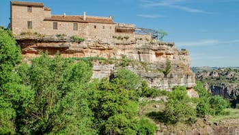 El restaurante en Tarragona al borde de un acantilado que tiene las mejores vistas de Cataluña y se ha vuelto un destino imprescindible