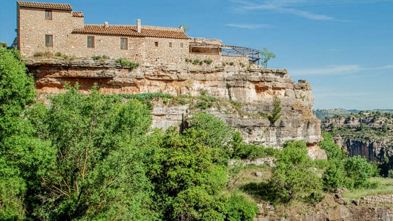 Un restaurante en Tarragona al borde de un acantilado se posiciona por sus vistas únicas en Cataluña y atrae a visitantes que buscan una experiencia gastronómica ligada al paisaje.