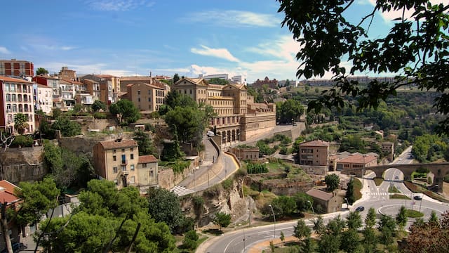 Queda a 1 hora de Barcelona, tiene calles de ensueño, arquitectura clásica y la mejor gastronomía