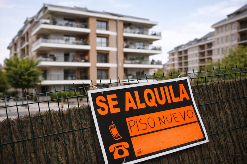 La escasez de pisos disponibles intensifica la competencia entre quienes buscan vivienda en alquiler.