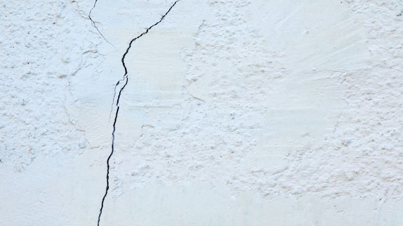 Las grietas no siempre reflejan un problema estructural, pero conviene vigilar si continúan creciendo con el tiempo.